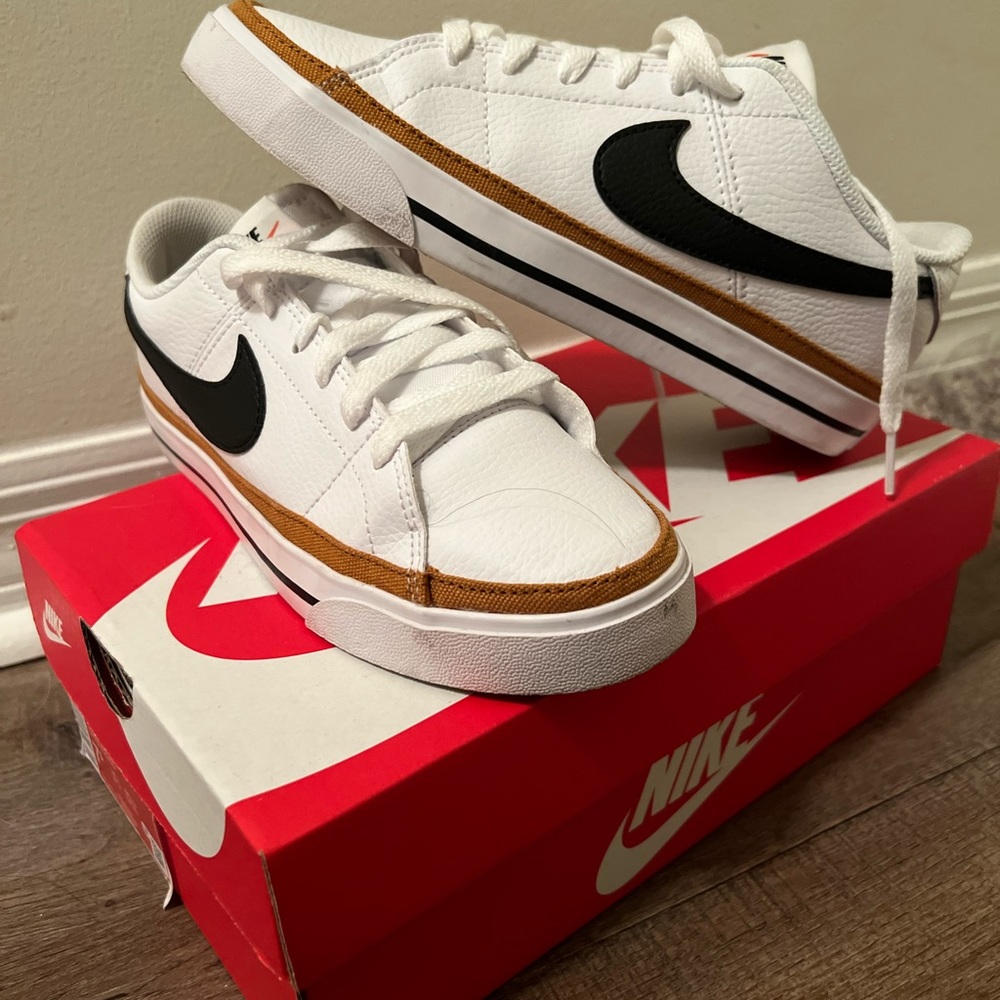 Womens Court Legacy Nikes Like New